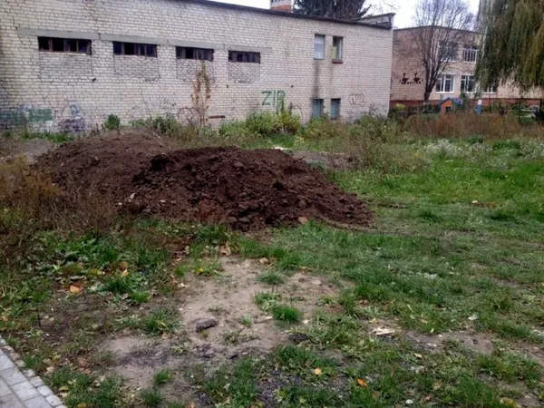 У Луцьку до житлових будинків вивезли будівельне сміття (фото)