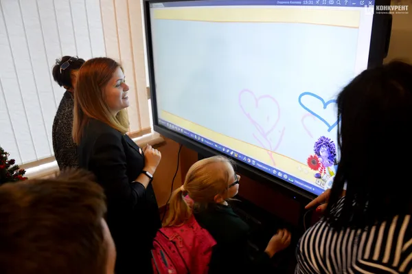 MultiBoard у подарунок: дві луцькі гімназії отримали від депутата інтерактивні панелі (фото)