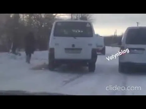 На Волині бус врізався в дерево (відео)