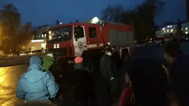 У центрі Луцька чоловік під час флеш-мобу хотів «спалити Путіна» (фото, відео 18+)