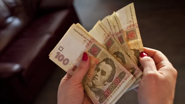 Українців попереджають про затримки із виплатами лікарняних і декретних