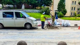 У центрі Луцька бруківку рятують, бо вона «ходить» (фото)
