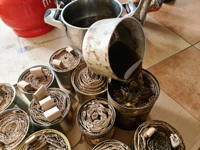 Доки не було світла, у Підгайцівській громаді робили окопні свічки на фронт (фото)