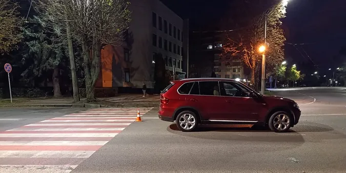У Луцьку BMW збила двох людей на переході біля «Авангарду» (фото)