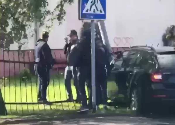 У Луцьку «шкода» встрягла у паркан (відео)