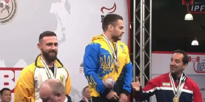 Український пауерліфтер відмовився тиснути руку іранцю (відео)