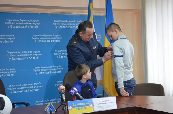 На Волині нагородили підлітка, який витягнув з-під криги школяра (фото, відео)
