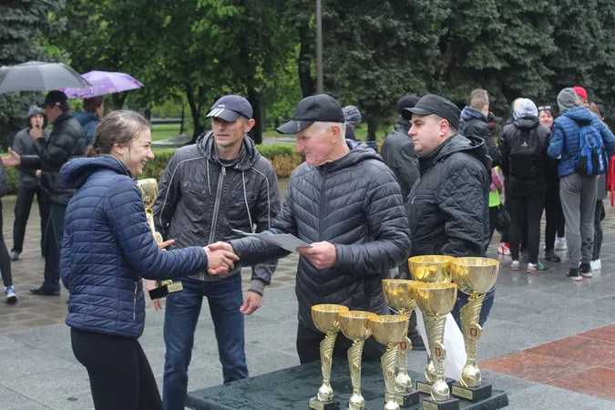 Дощ і перемоги: в Луцьку відбулася легкоатлетична естафета (фото)