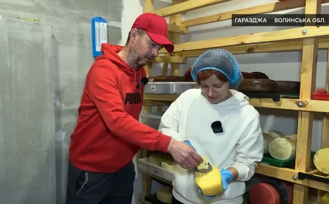 «Бандерівський сир» із чорнилом каракатиці: як родина з Луцька варить десятки видів крафтового сиру (відео)
