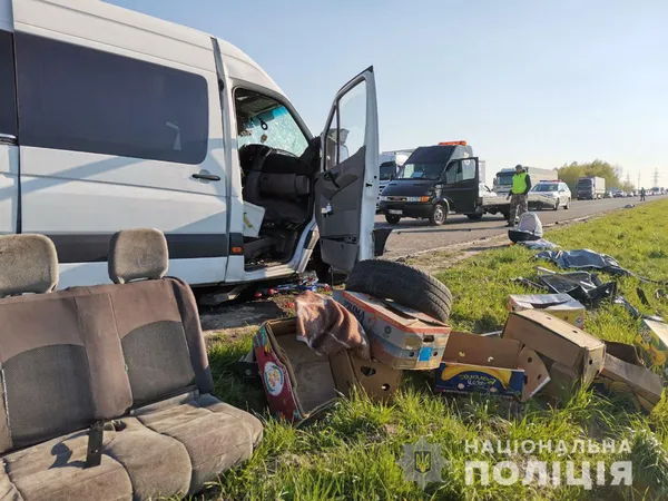 В ДТП на Рівненщині загинула родина з немовлям (фото, відео)