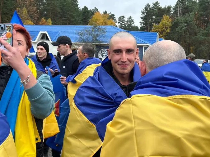 Обмін полоненими: 270 українських воїнів і дев'ятеро цивільних повертаються додому (фото)