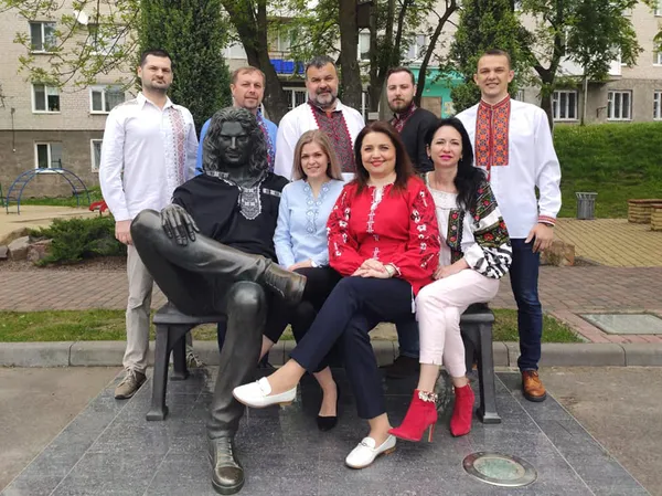 У луцькому «Сіті Парку» Кузьму вдягнули у вишиванку (фото)