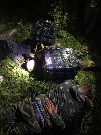 Човном за кордон: на Волині затримали контрабандистів з 8 ящиками цигарок (фото)