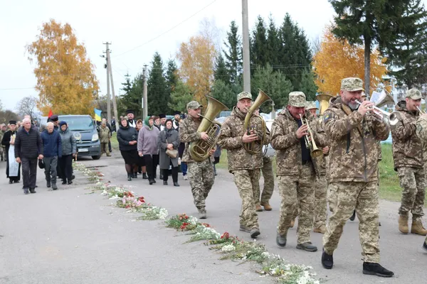 Довго вважався зниклим: Горохівська громада попрощалася з воїном Сергієм Матвіюком (фото)