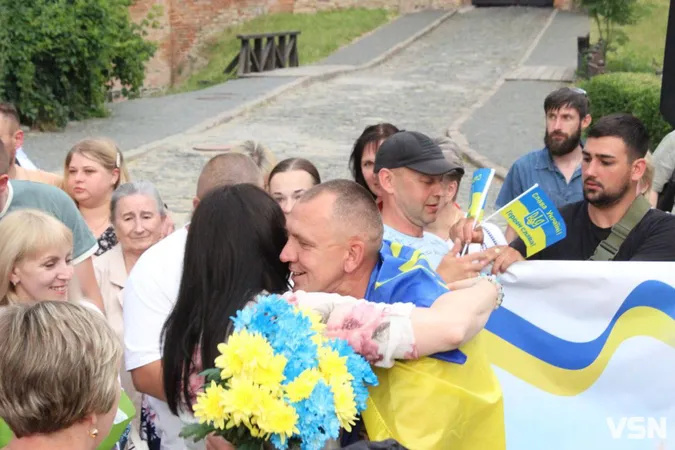Сльози радості й обійми: у Луцьку зустріли військового, який понад два роки був у полоні (фото)