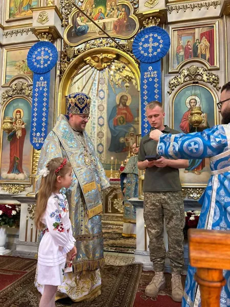 Залужний відзначив волинського священника прапором зі своїм автографом (фото)