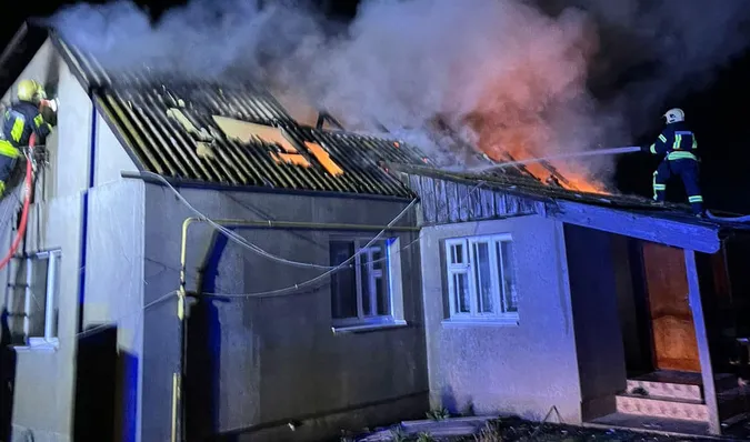 У Луцькому районі горів будинок – на місці працювали рятувальники (фото)
