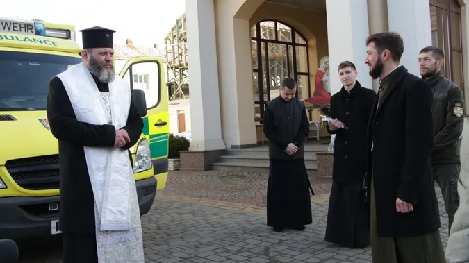 Михаїл освятив реанімобіль, який купила мати загиблого бійця (фото)