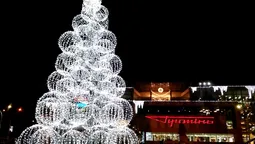 Біля "Променя" засвітили 14-метрову ялинку із кульок (фото)