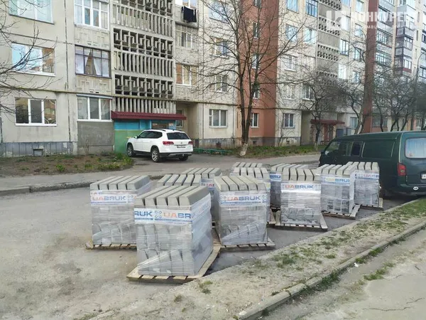 У Луцьку на вулиці Кравчука ремонтують заїзд (фото)