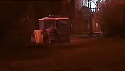 У Луцьку перекинули біотуалет, поки хтось там справляв потребу (фото, відео)