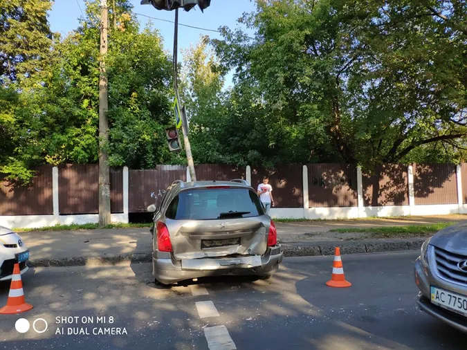 У Луцьку на Львівській автомобіль в'їхав у світлофор