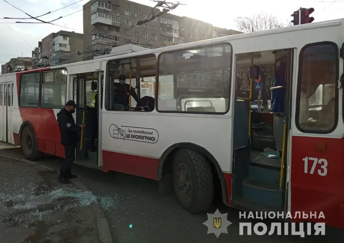 Лайка і розбиті вікна: деталі «п'яного» скандалу в луцькому тролейбусі (фото, відео)