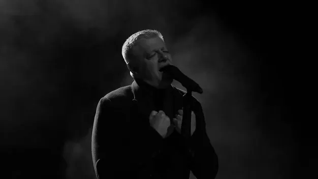 Чорно-біла романтика: луцький шоумен випустив нову чуттєву пісню (відео)