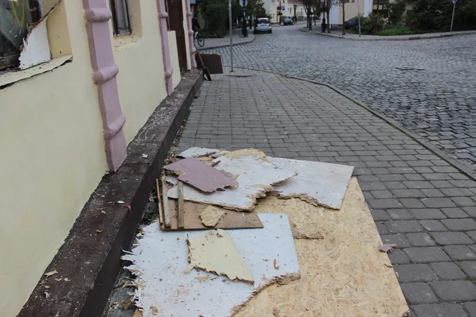 Луцьк: в будинку у Старому місті знову поселилися безхатьки (фото)
