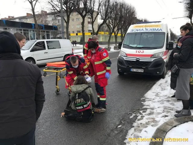 Як почувається дівчина, яку збили на переході у Луцьку