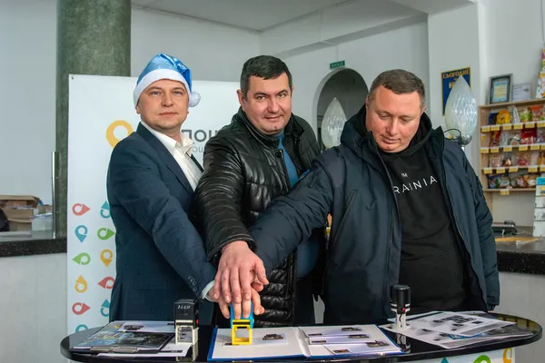 «Переможного Нового року!»: у Луцьку погасили новорічну марку (фото)