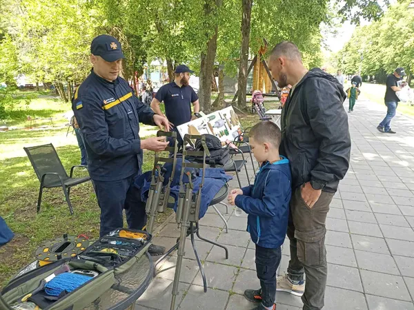 Луцькі рятувальники вчили дітей розрізняти міни (фото)