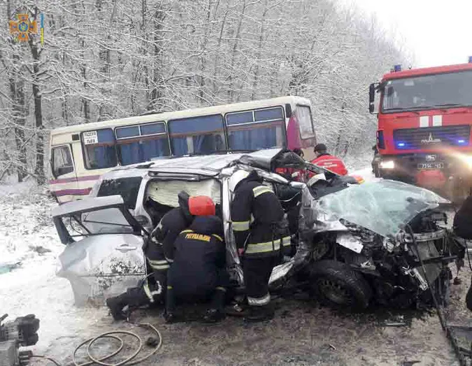 На Львівщині маршрутка з пасажирами потрапила в автотрощу (фото)