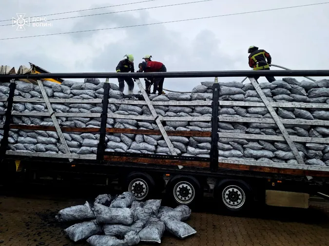 Самозаймання: на Волині горіла вантажівка з деревним вугіллям (фото)