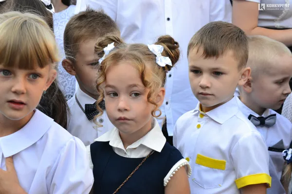 Якими були зачіски першокласниць луцької школи №9 (фото)