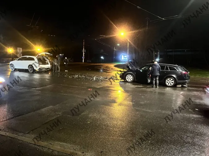Уламки по всій дорозі: у Луцьку на Карбишева зіткнулися Audi та Opel (відео)