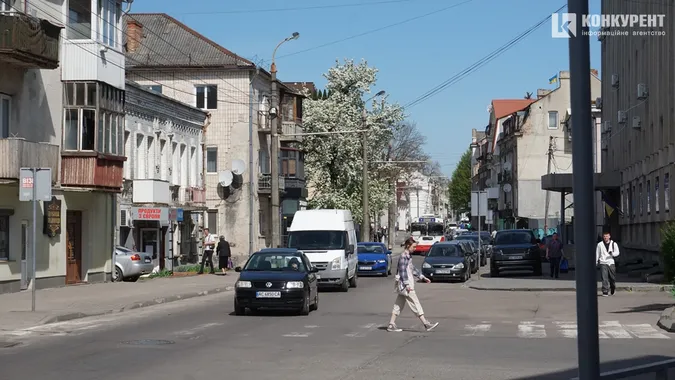 Весняний Луцьк: як місцеві прогулюються заквітчаним центром (фото)