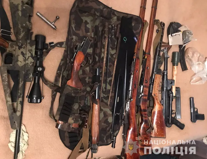 У 55-річного лучанина знайшли цілий арсенал вогнепальної зброї (фото)