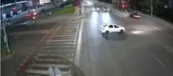 Летів на шаленій швидкості: момент жахливої смертельної аварії у Луцьку на Соборності (відео)