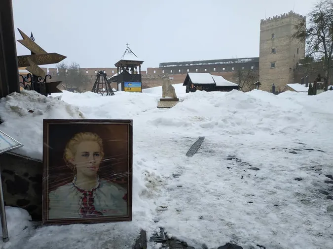 У Луцьку портрет Лесі Українки мандрує стежками, де ходила письменниця в дитинстві (фото)