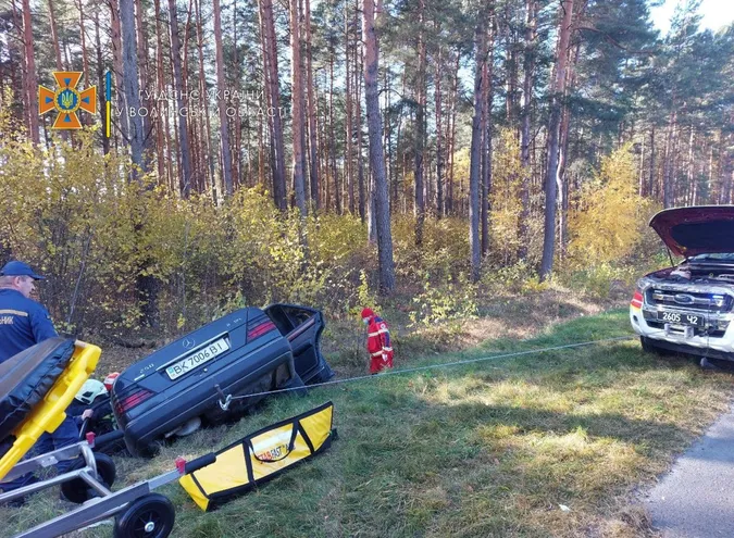 Людей затисло у авто: на Волині Mercedes злетів у кювет (фото, відео)
