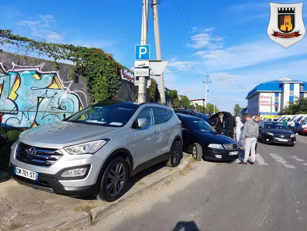 У Луцьку мунвартівці «ганяли» паркохамів біля авторинку (фото, відео)