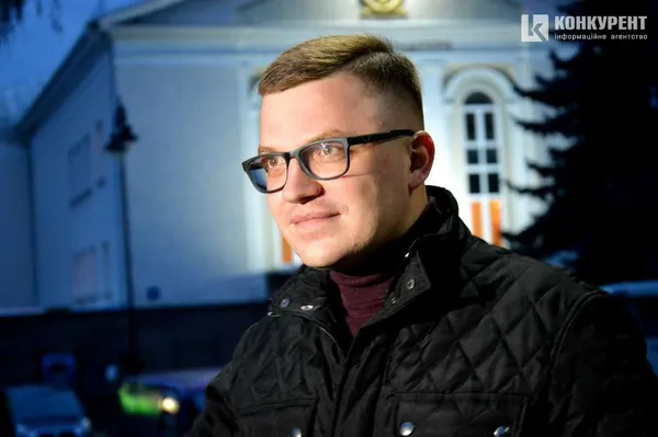 І сміх, і сльози: луцькі пенсіонери безкоштовно дивилися трагікомедію (фото)