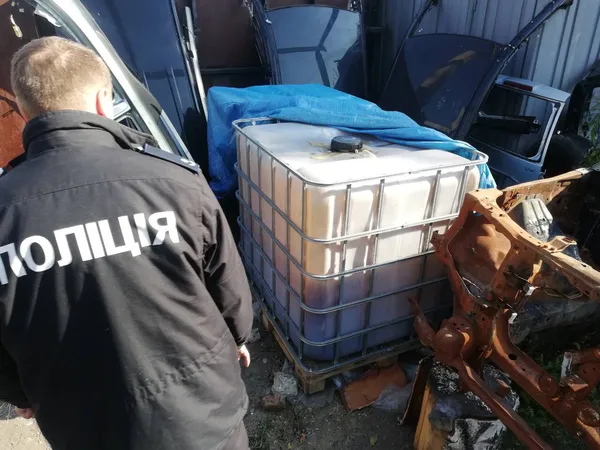 На підприємстві в Луцьку знайшли автомобіль із краденою нафтою (фото) 