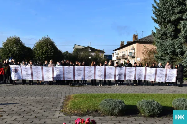 На Волині презентували 16-метровий рушник пам’яті загиблих захисників України (фото)