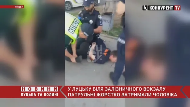 Виламували ногу: у Луцьку поліцейські жорстоко затримали чоловіка (відео)