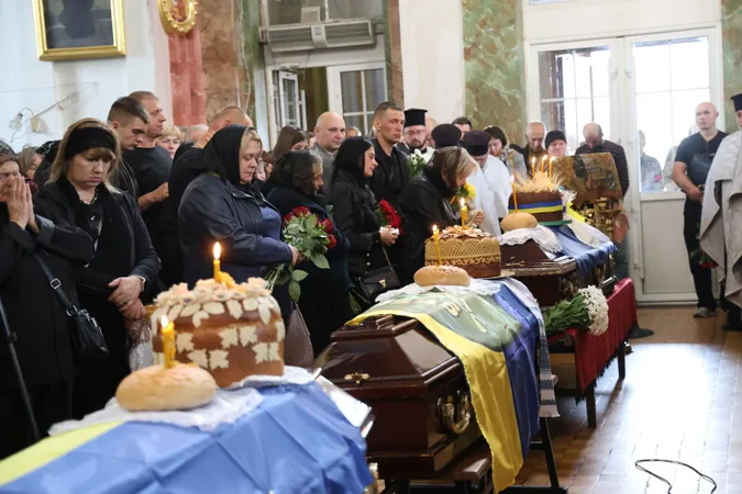 Небо плакало: у Луцьку відбулося прощання з трьома Героями Євгенієм Садовським, Олегом Чернюком та Олександром Смалюхом