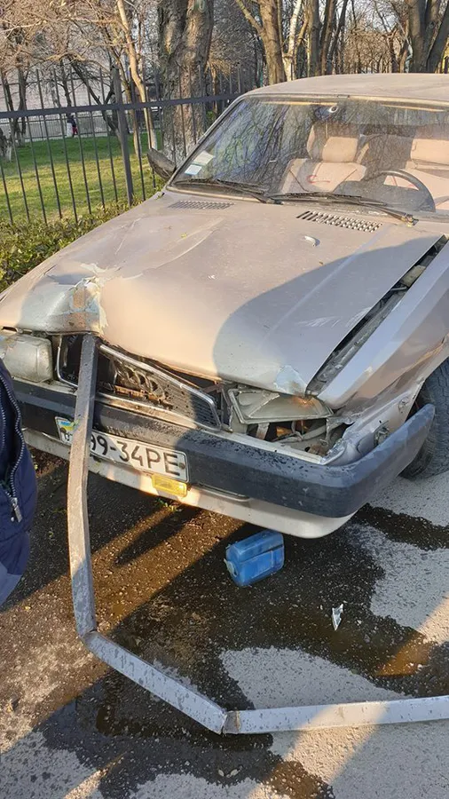 Луцьк: п'яний професор СНУ, збивши паркан, виїхав на тротуар