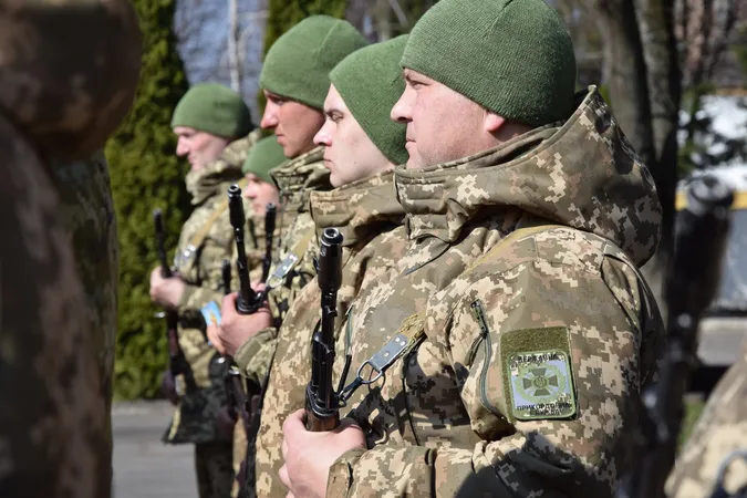 Мобілізовані та контрактники, чоловіки та жінки: у Луцьку склали присягу прикордонники (фото)