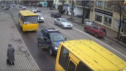 Під носом у патрульних: у Луцьку водій маршрутки проїхав на «червоний» (відео)